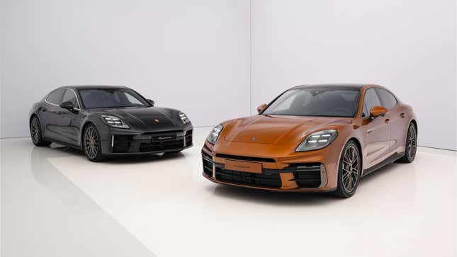 Deux Porsche Panamera 2024 vues à un angle de 3/4, l'une peinte en noir et l'autre en orange